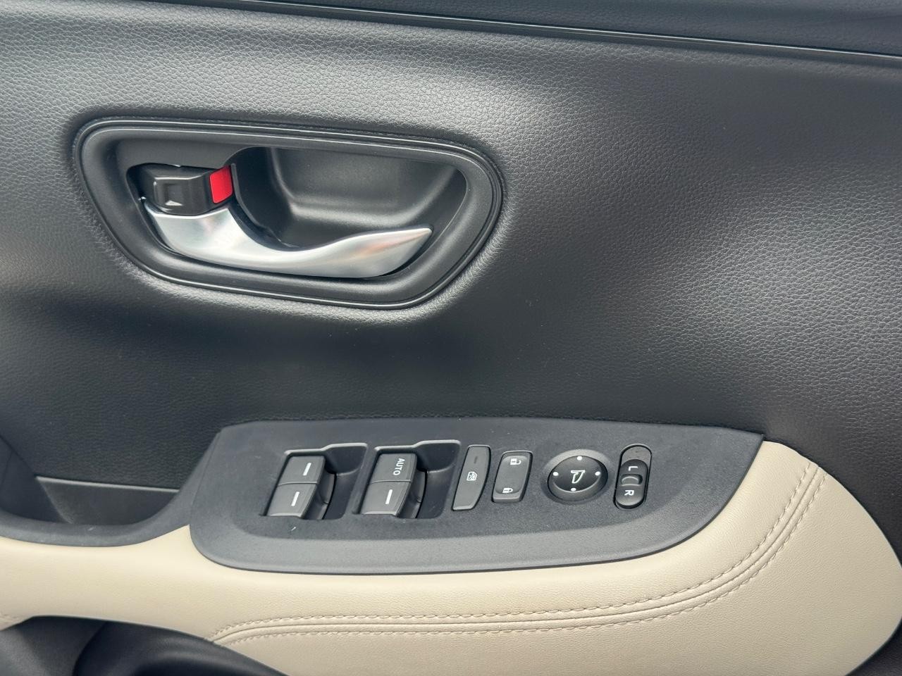 Honda HR-V Vehicle Full-screen Gallery Image 24