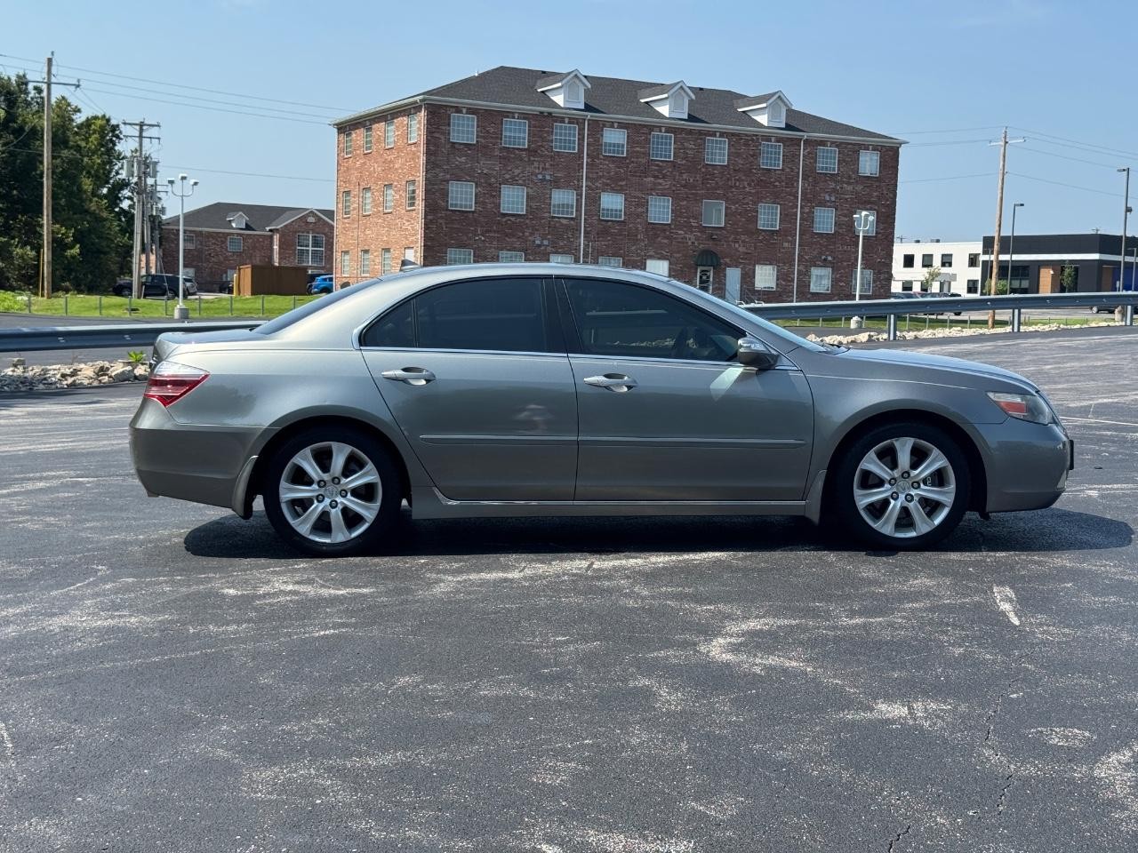 Acura RL Vehicle Full-screen Gallery Image 03