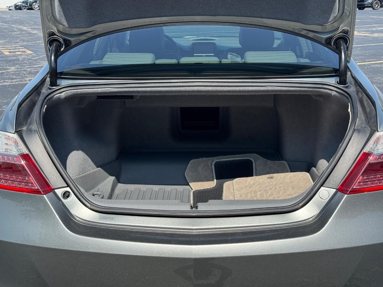 Acura RL Vehicle Full-screen Gallery Image 05