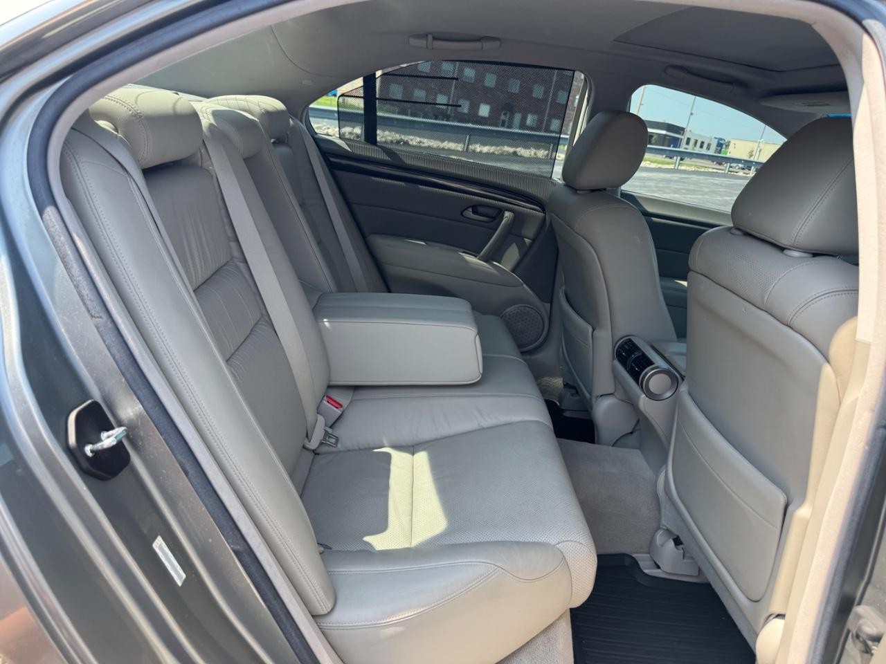 Acura RL Vehicle Full-screen Gallery Image 11