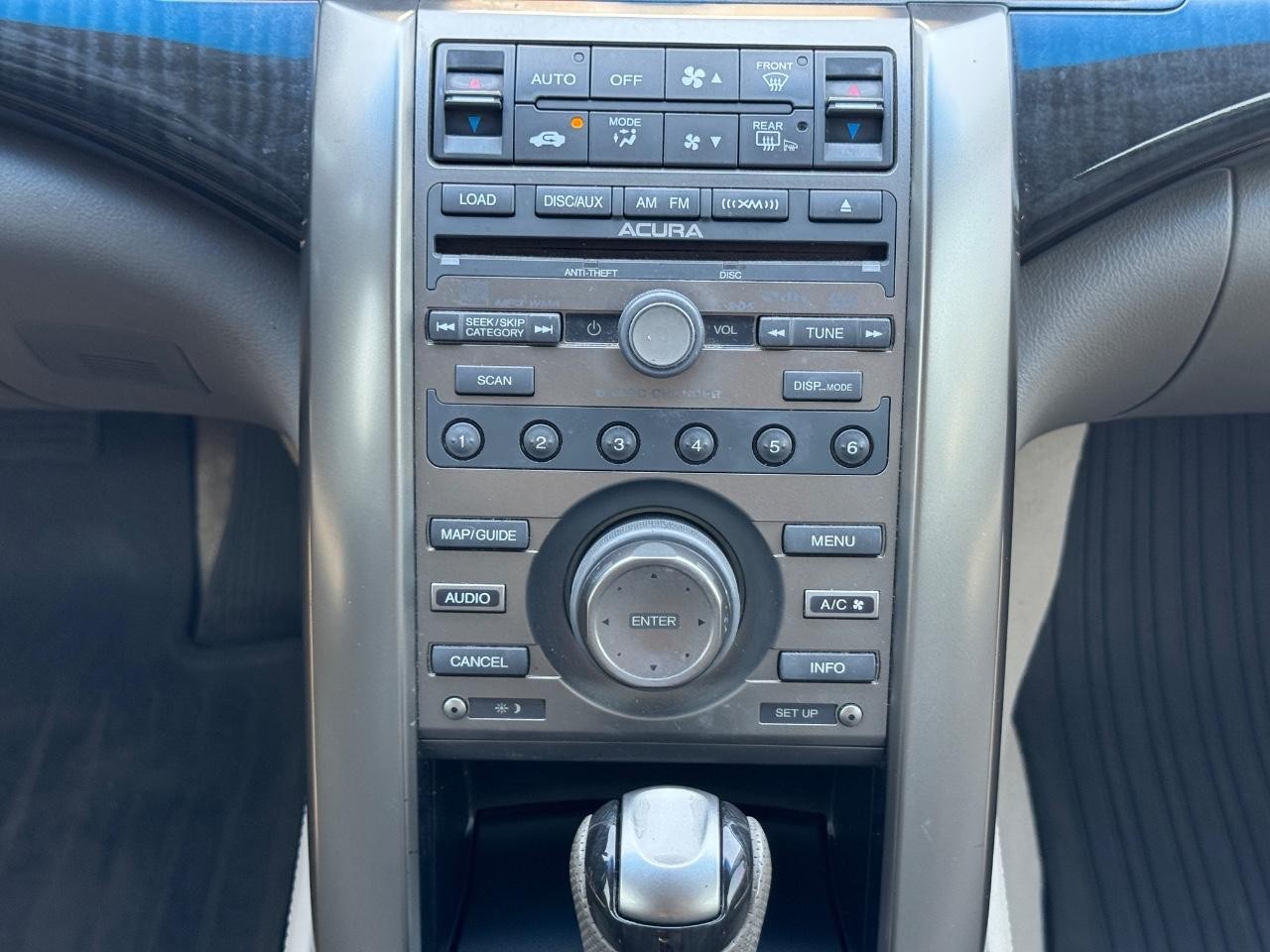 Acura RL Vehicle Full-screen Gallery Image 15