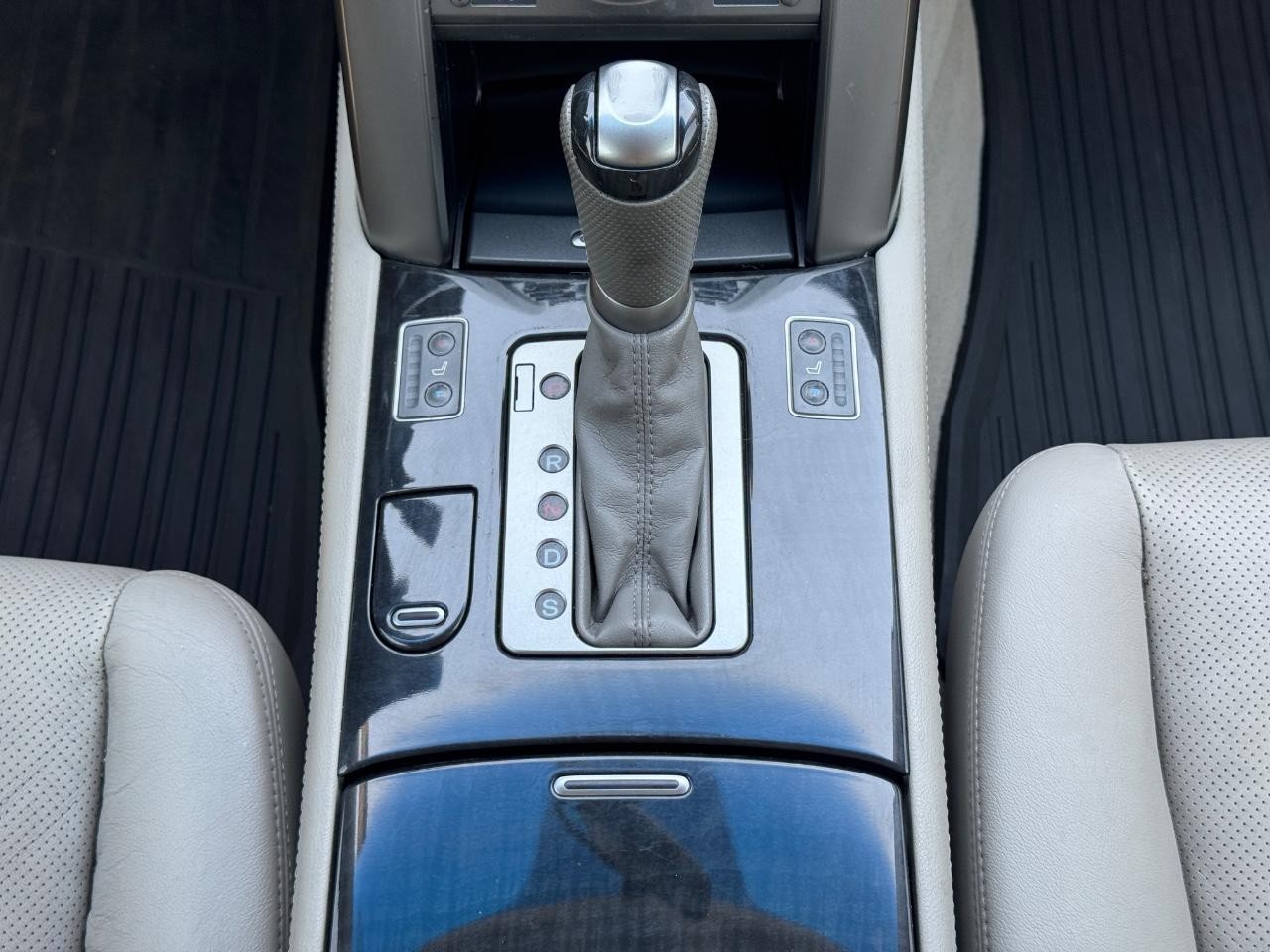 Acura RL Vehicle Full-screen Gallery Image 16