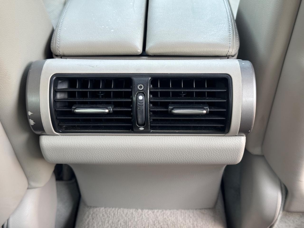 Acura RL Vehicle Full-screen Gallery Image 17
