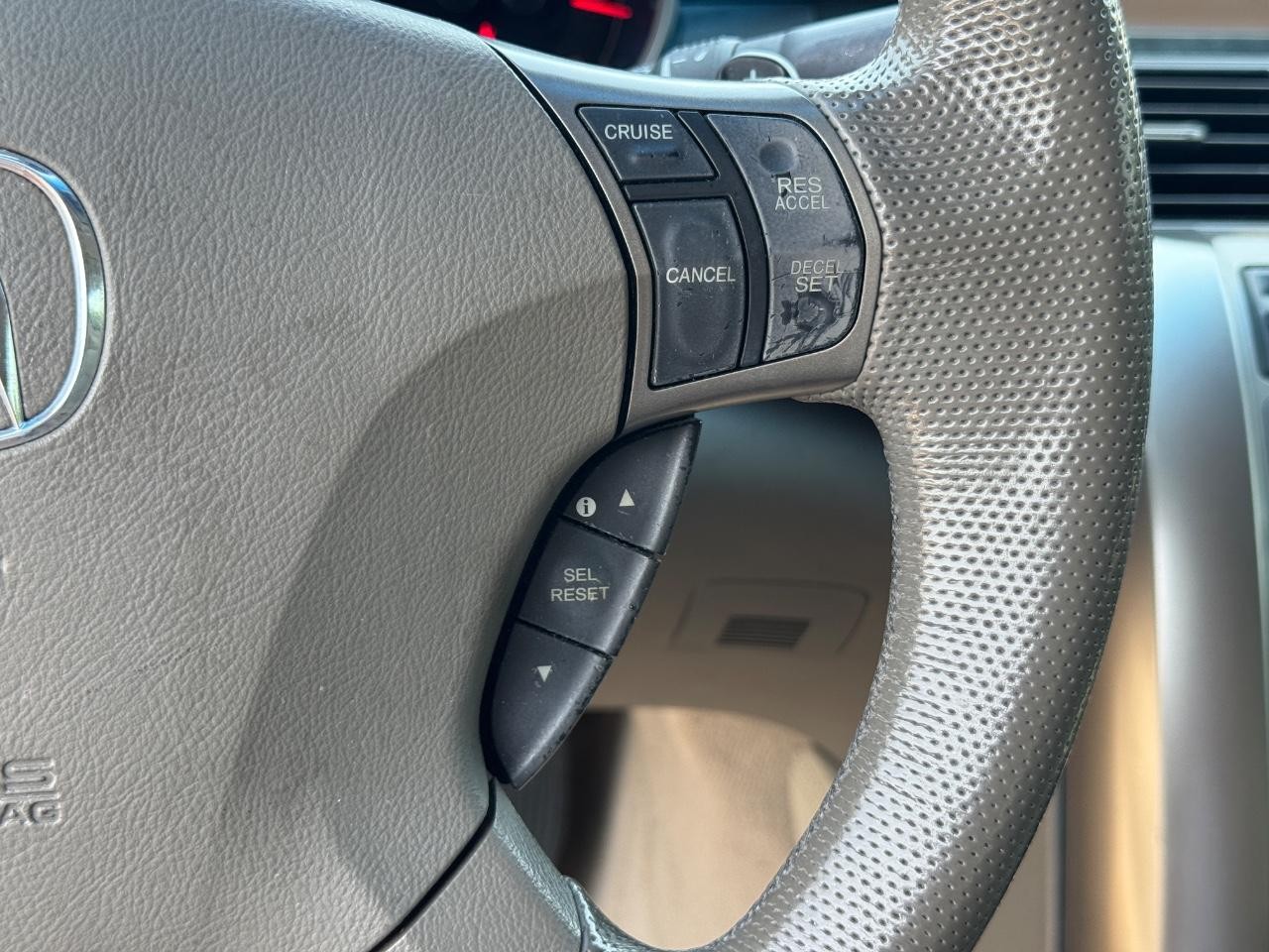 Acura RL Vehicle Full-screen Gallery Image 23