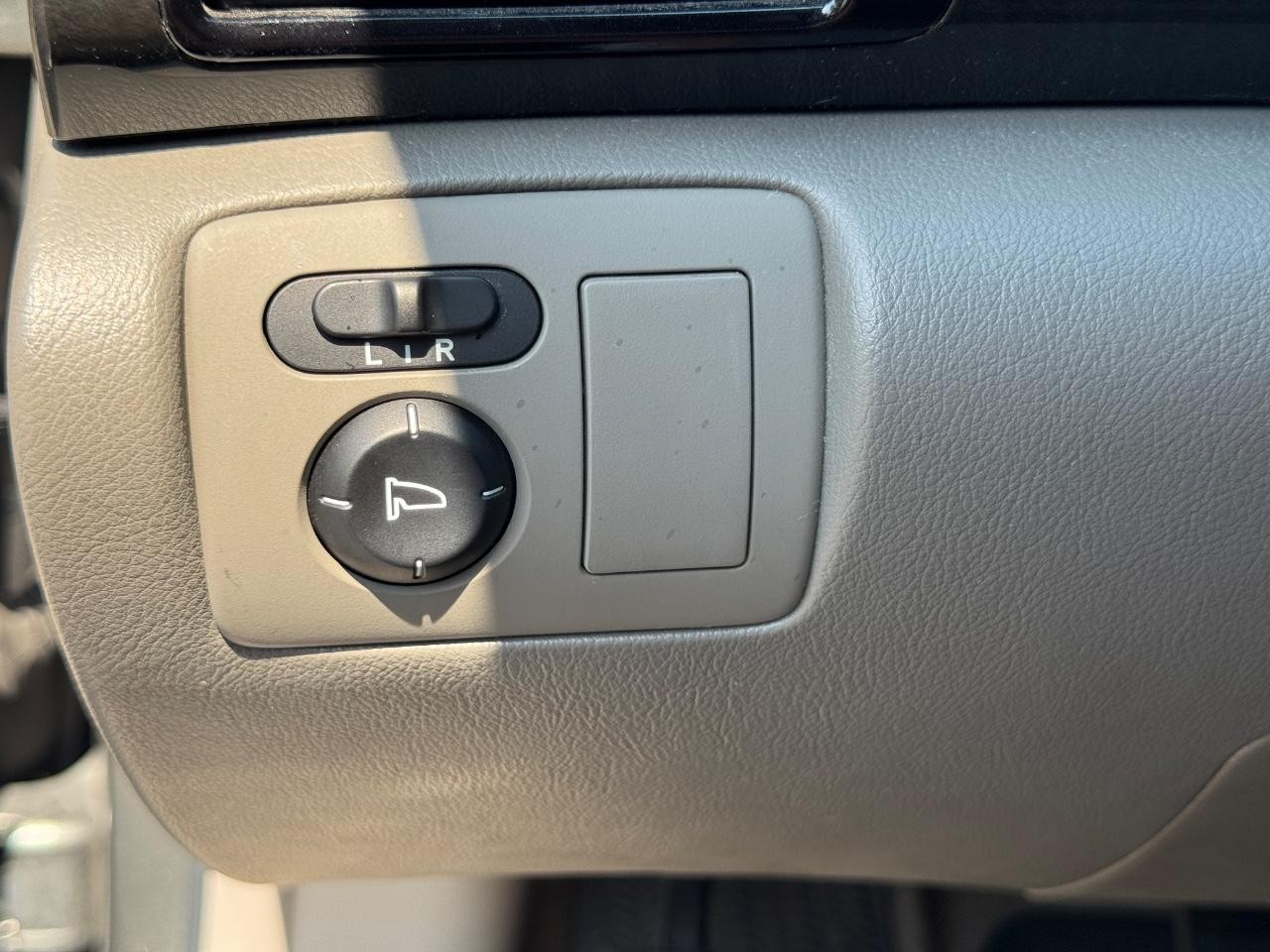 Acura RL Vehicle Full-screen Gallery Image 24