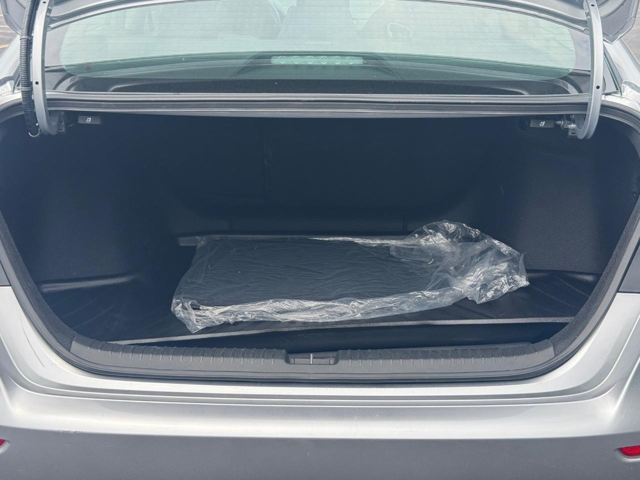 Honda Accord Sedan Vehicle Full-screen Gallery Image 05