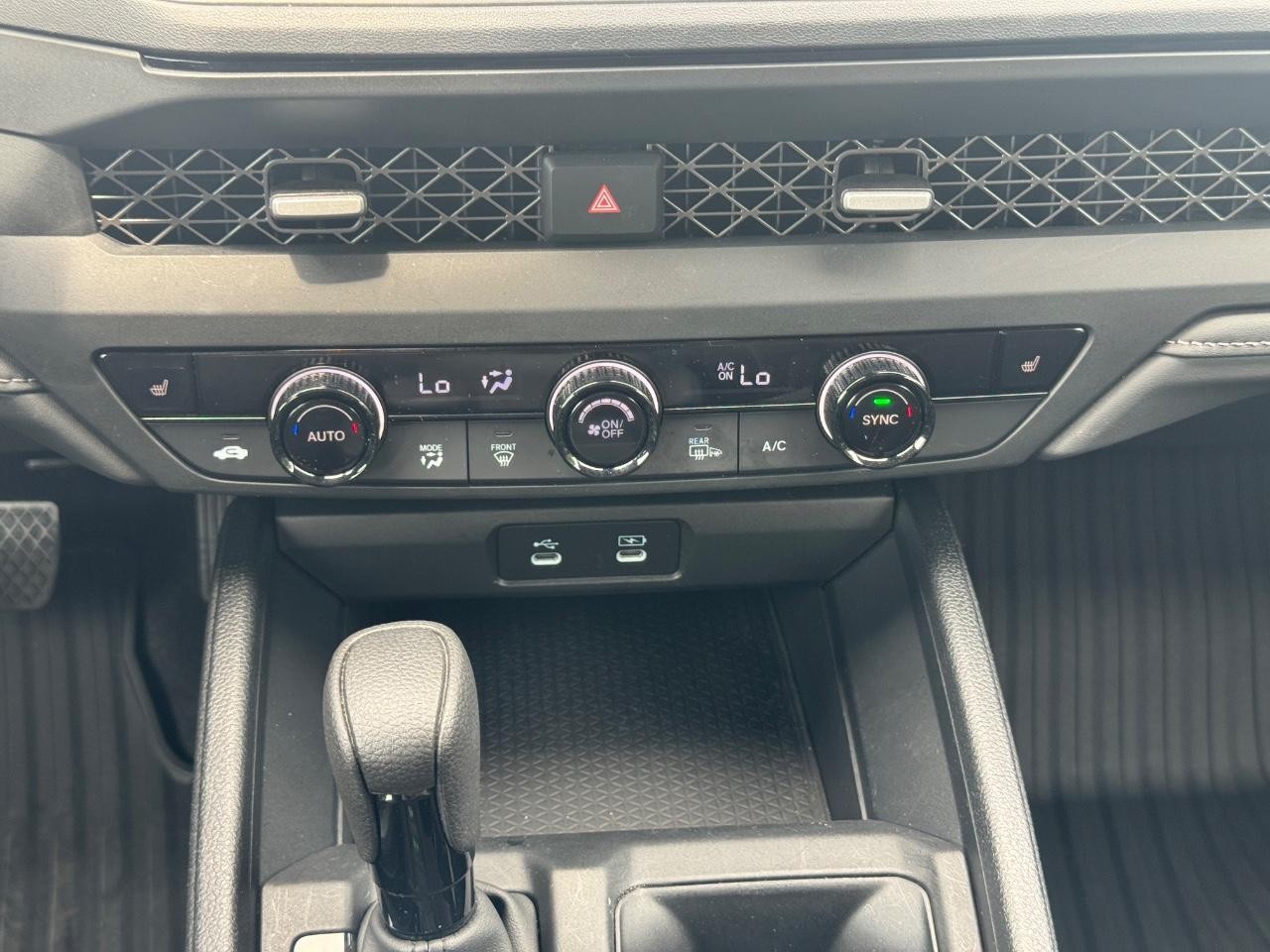 Honda Accord Sedan Vehicle Full-screen Gallery Image 15