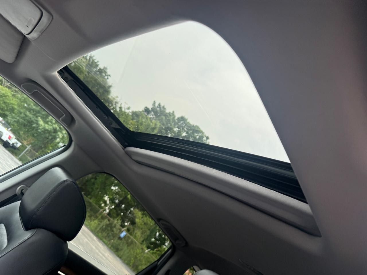 Honda CR-V Vehicle Full-screen Gallery Image 19
