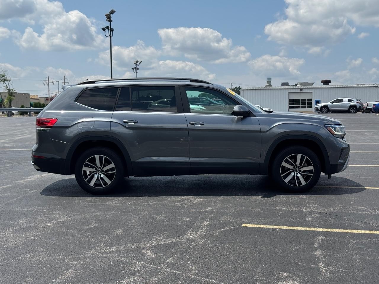 Volkswagen Atlas Vehicle Full-screen Gallery Image 03