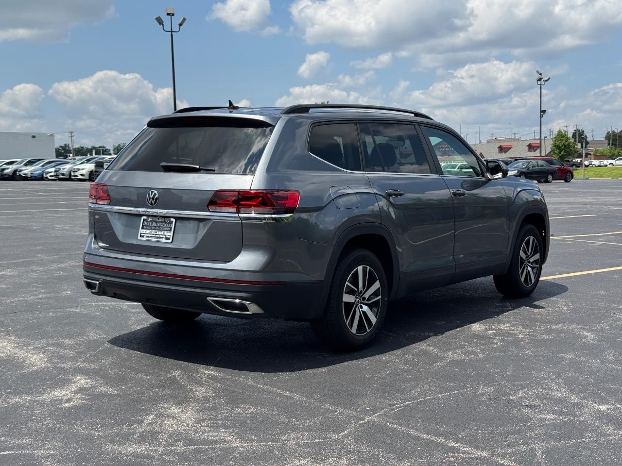 Volkswagen Atlas Vehicle Full-screen Gallery Image 04