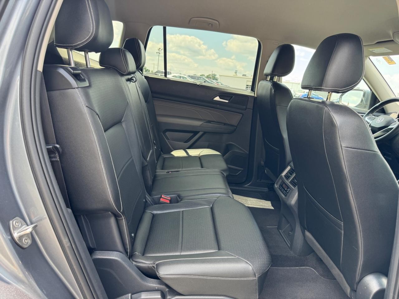 Volkswagen Atlas Vehicle Full-screen Gallery Image 11