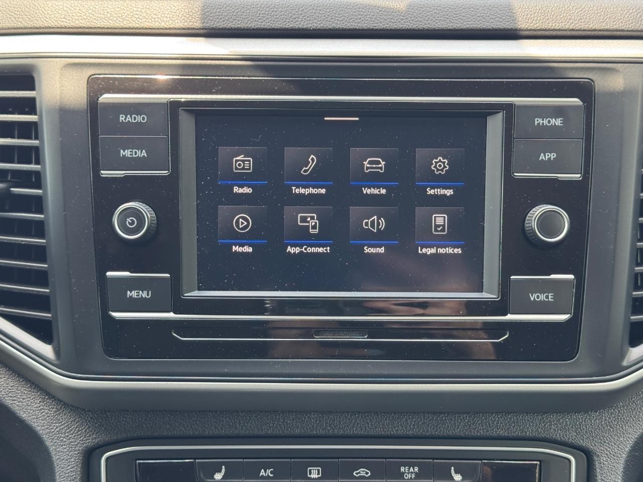Volkswagen Atlas Vehicle Full-screen Gallery Image 15