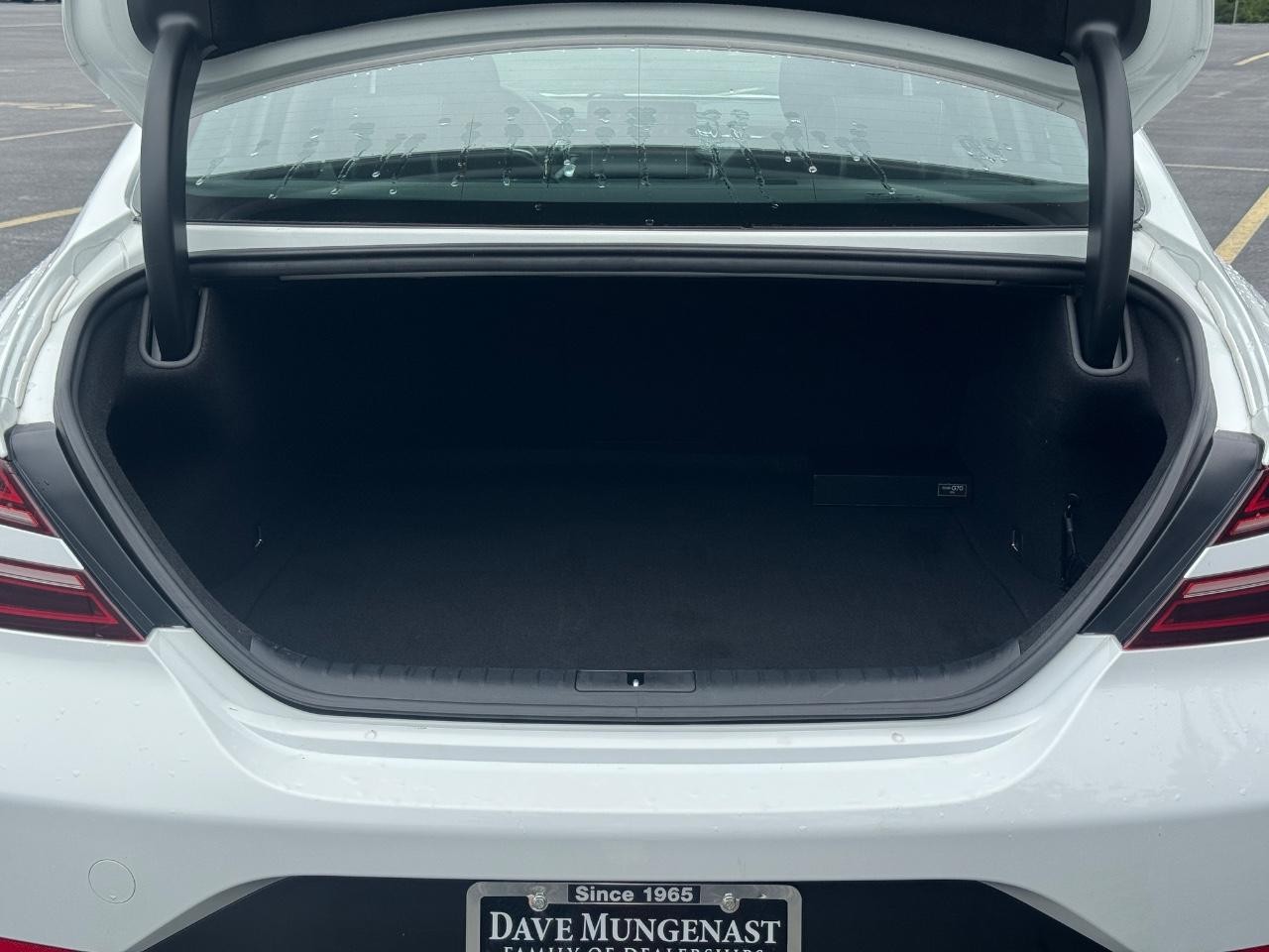 Genesis G70 Vehicle Full-screen Gallery Image 05