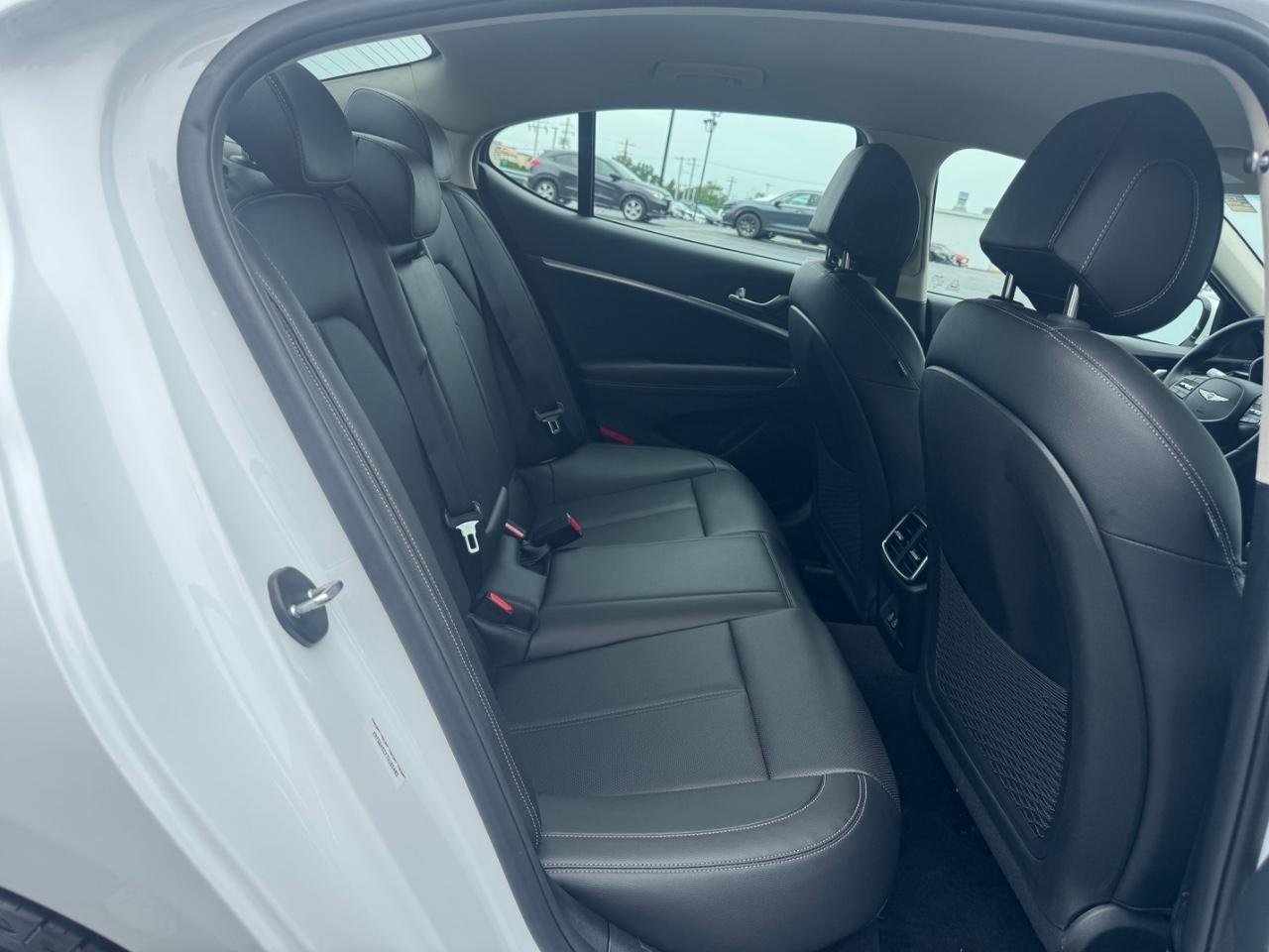 Genesis G70 Vehicle Full-screen Gallery Image 11