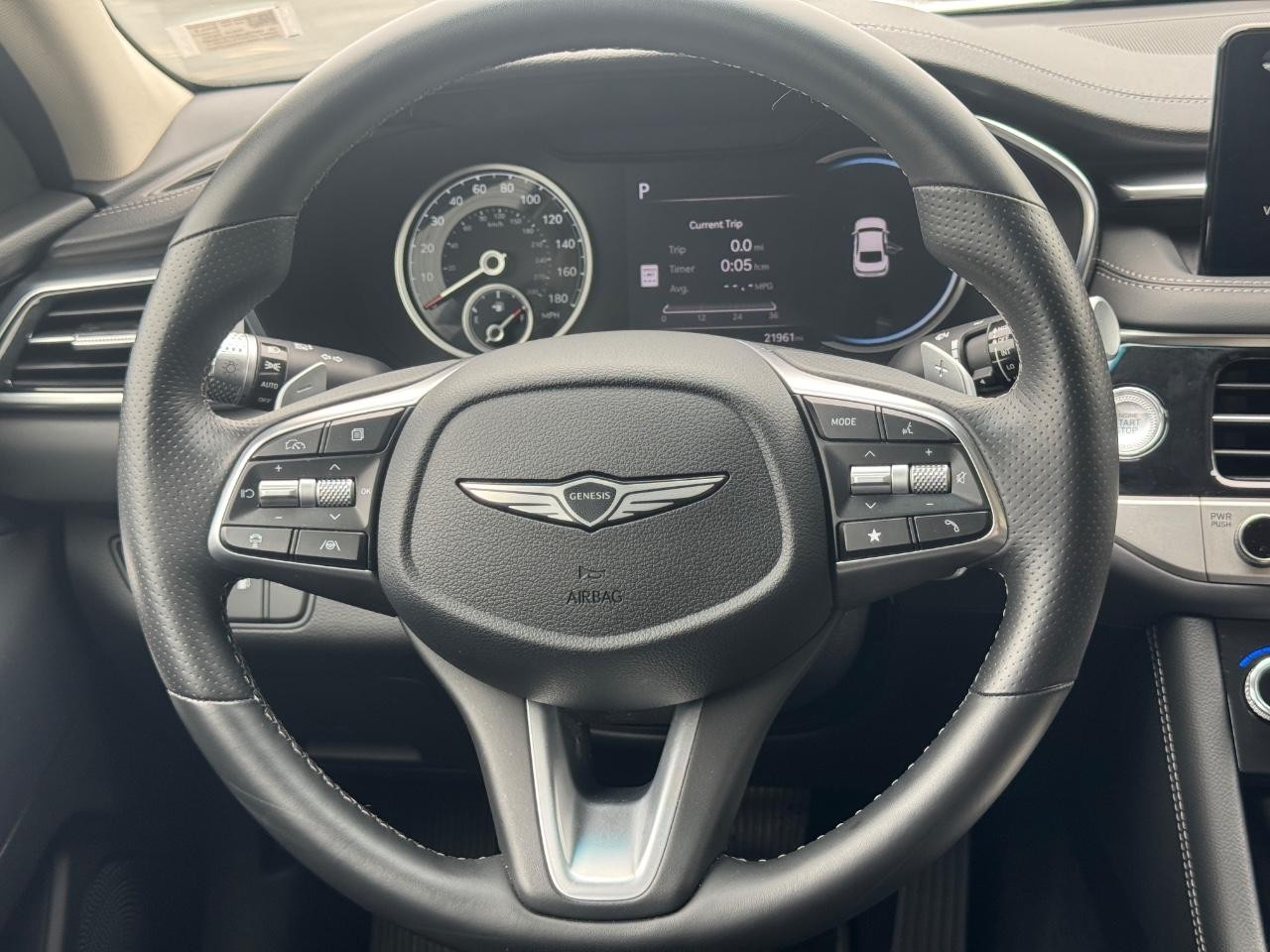 Genesis G70 Vehicle Full-screen Gallery Image 13