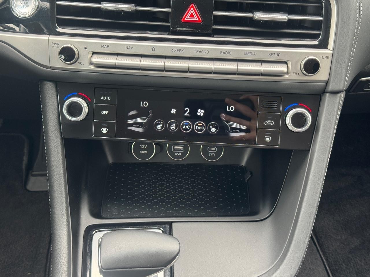 Genesis G70 Vehicle Full-screen Gallery Image 15