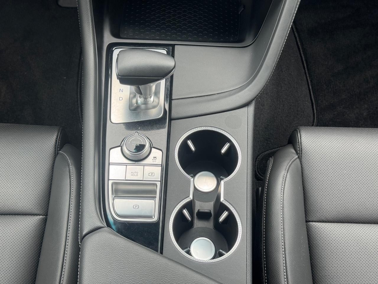Genesis G70 Vehicle Full-screen Gallery Image 16