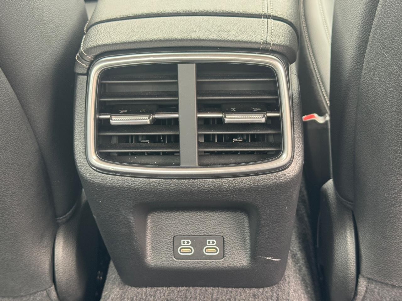 Genesis G70 Vehicle Full-screen Gallery Image 17