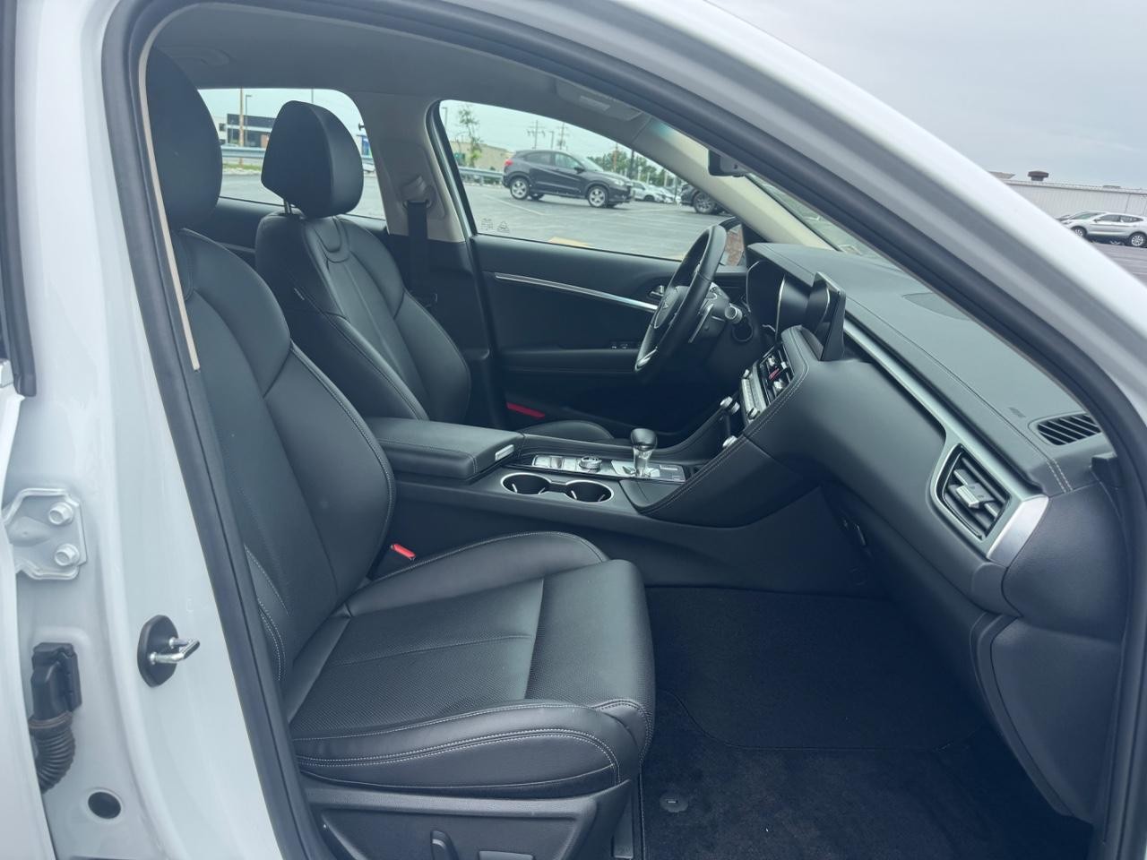 Genesis G70 Vehicle Full-screen Gallery Image 18