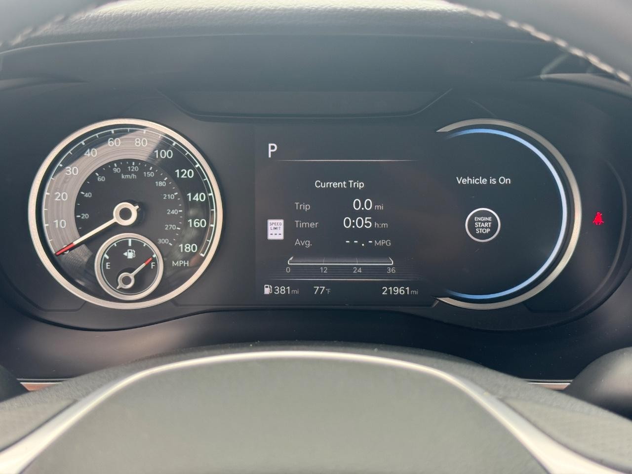 Genesis G70 Vehicle Full-screen Gallery Image 20