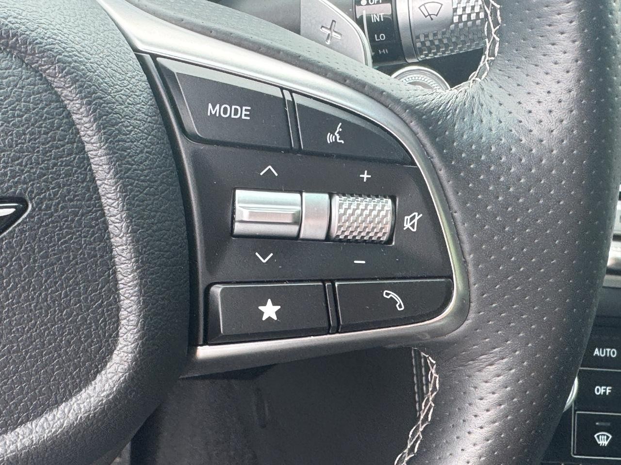 Genesis G70 Vehicle Full-screen Gallery Image 22