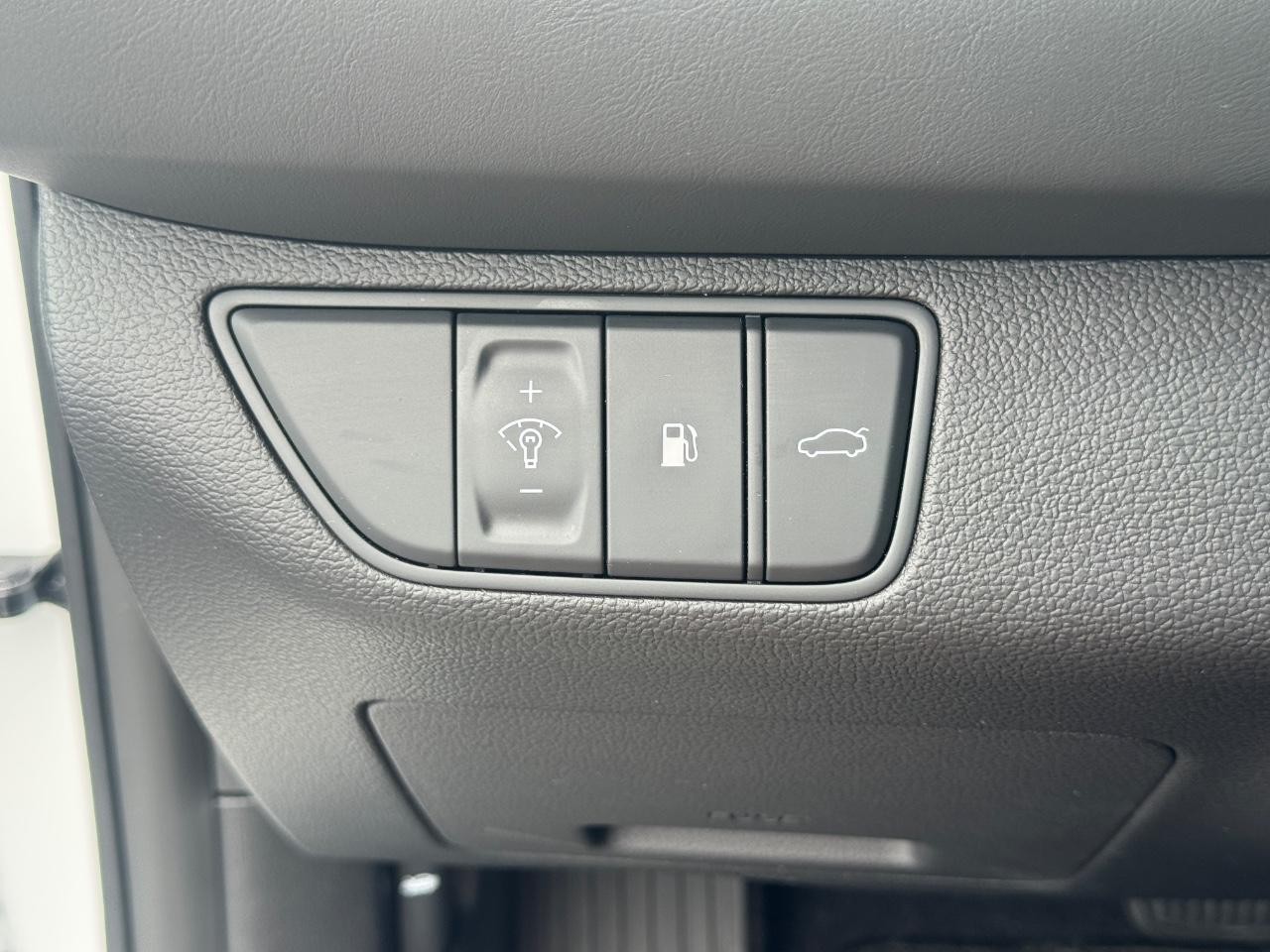 Genesis G70 Vehicle Full-screen Gallery Image 23