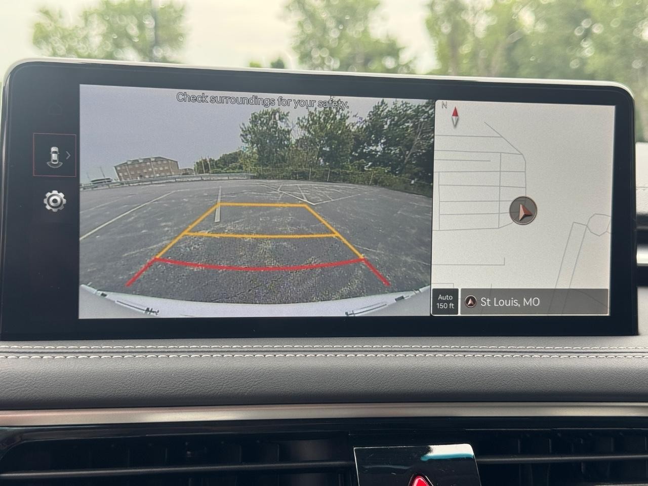 Genesis G70 Vehicle Full-screen Gallery Image 24