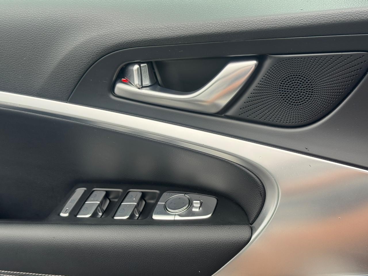 Genesis G70 Vehicle Full-screen Gallery Image 26