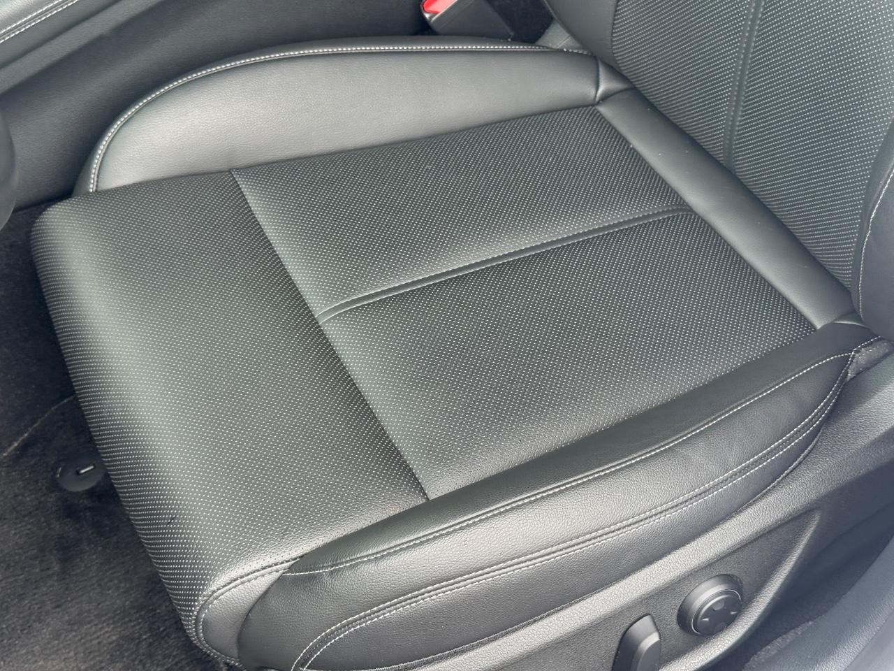 Genesis G70 Vehicle Full-screen Gallery Image 27