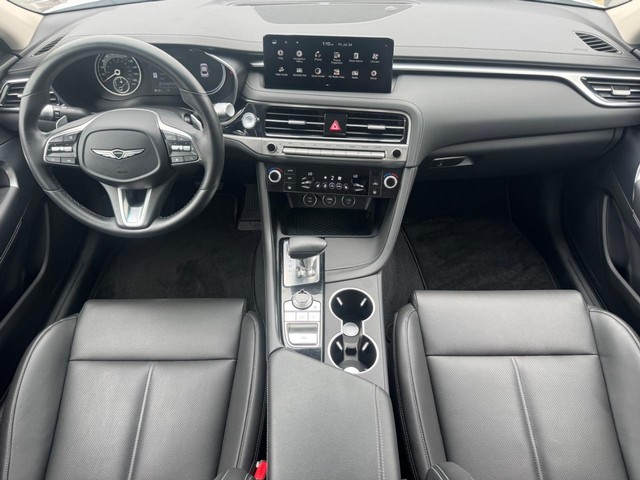 Genesis G70 Vehicle Full-screen Gallery Image 12