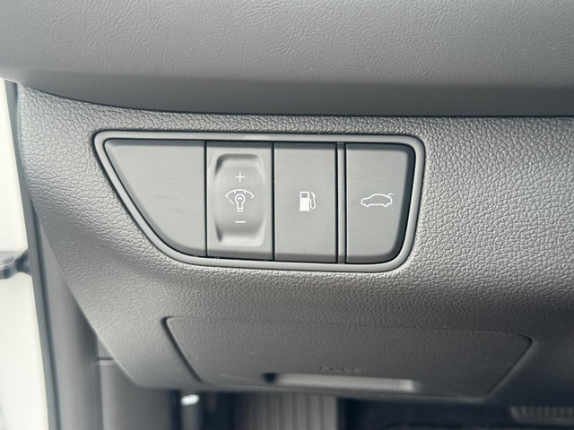 Genesis G70 Vehicle Full-screen Gallery Image 23