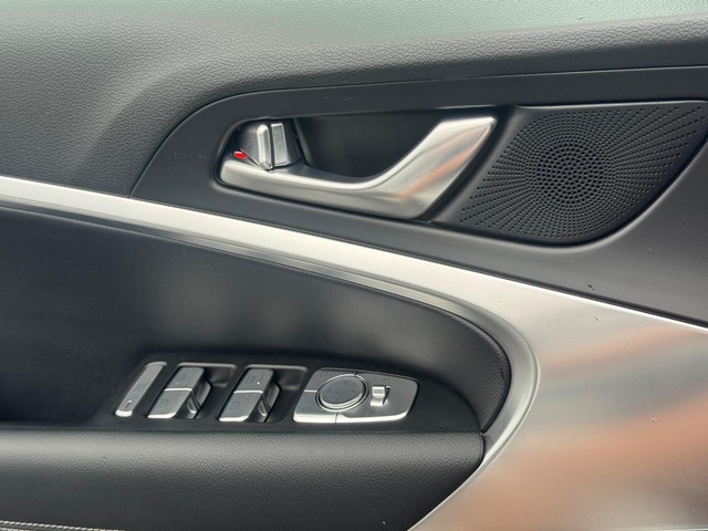 Genesis G70 Vehicle Full-screen Gallery Image 26