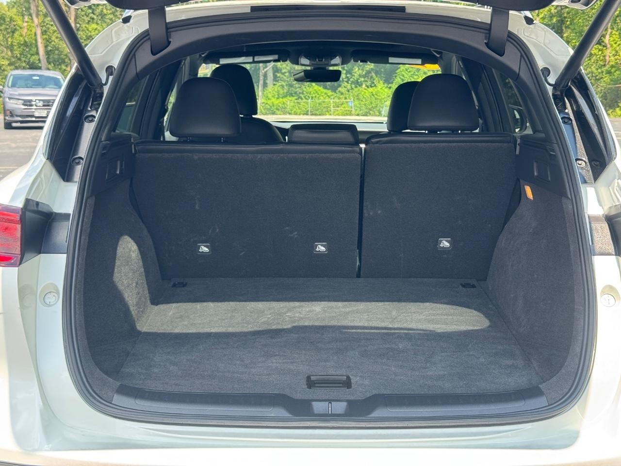INFINITI QX50 Vehicle Full-screen Gallery Image 05