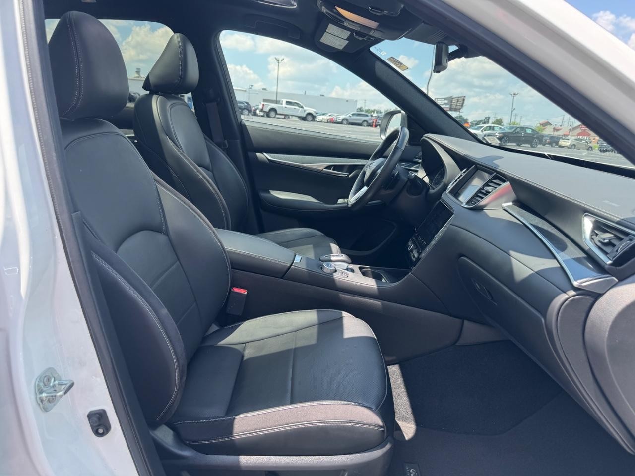 INFINITI QX50 Vehicle Full-screen Gallery Image 18