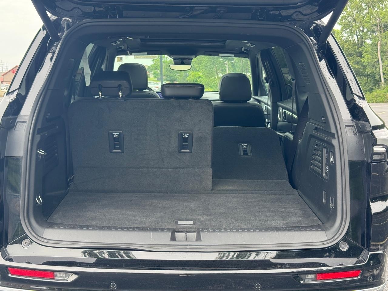 Buick Enclave Vehicle Full-screen Gallery Image 05