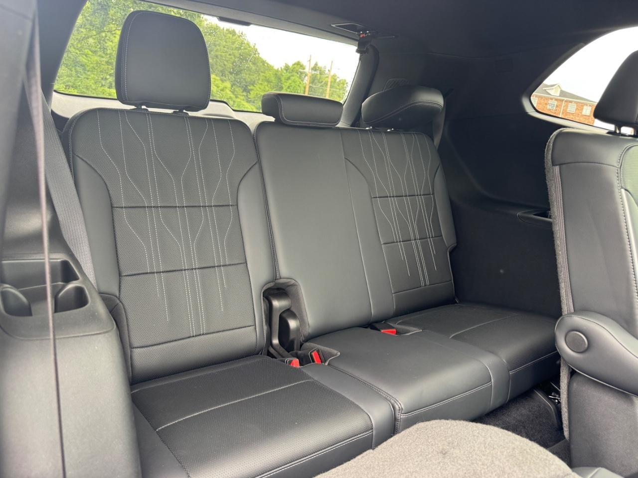 Buick Enclave Vehicle Full-screen Gallery Image 11