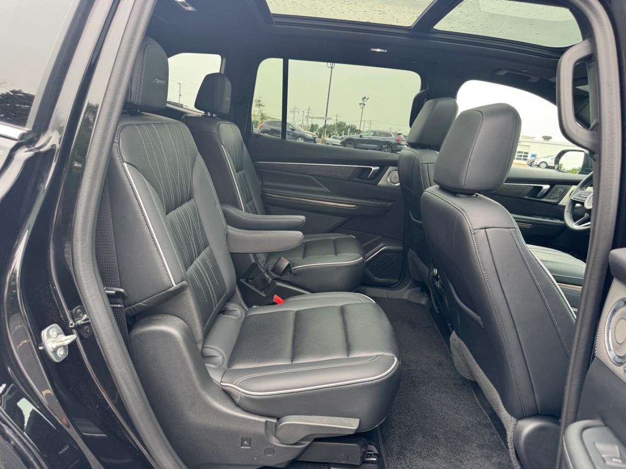 Buick Enclave Vehicle Full-screen Gallery Image 12