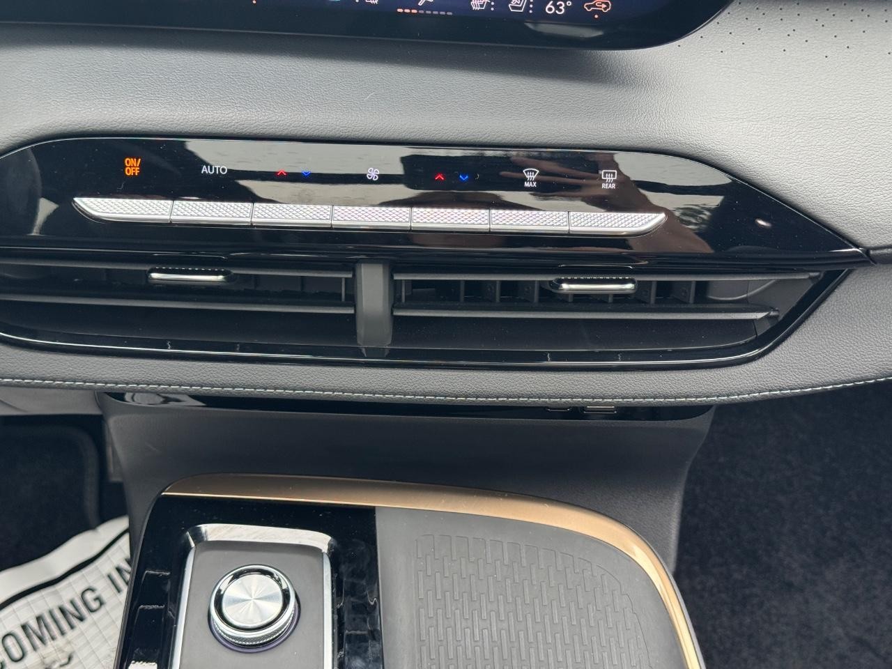 Buick Enclave Vehicle Full-screen Gallery Image 16
