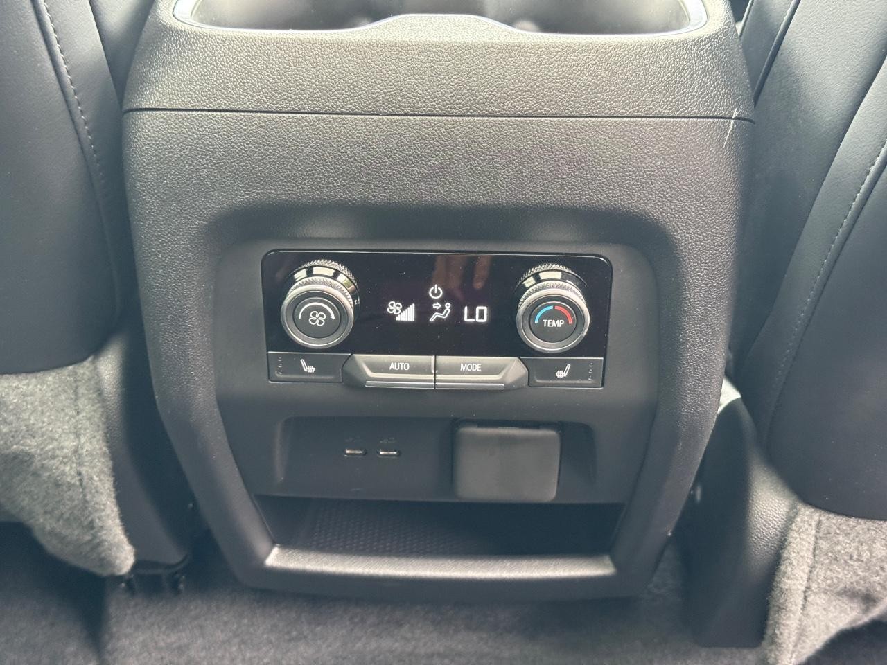 Buick Enclave Vehicle Full-screen Gallery Image 18
