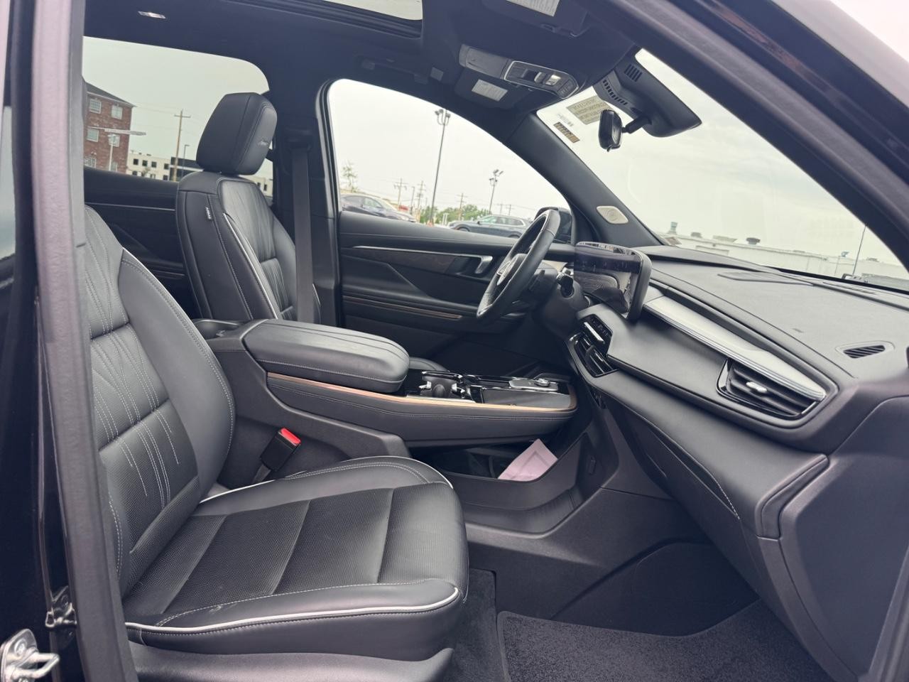 Buick Enclave Vehicle Full-screen Gallery Image 19