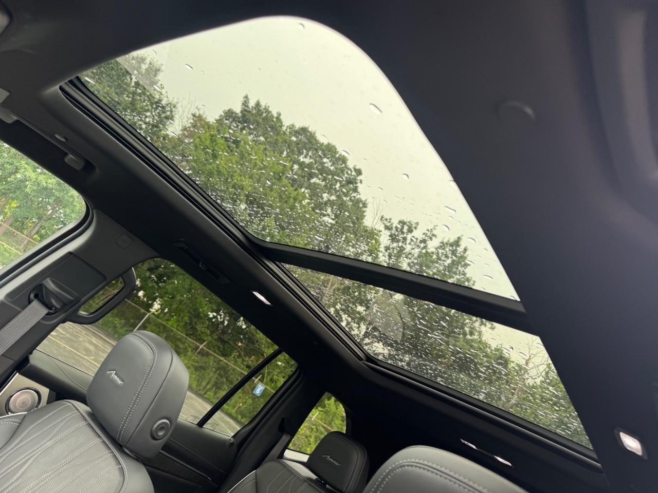 Buick Enclave Vehicle Full-screen Gallery Image 21