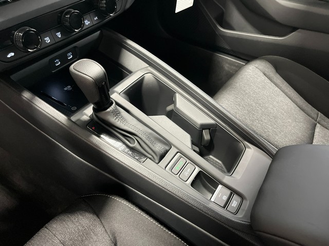 Honda Accord Sedan Vehicle Full-screen Gallery Image 23