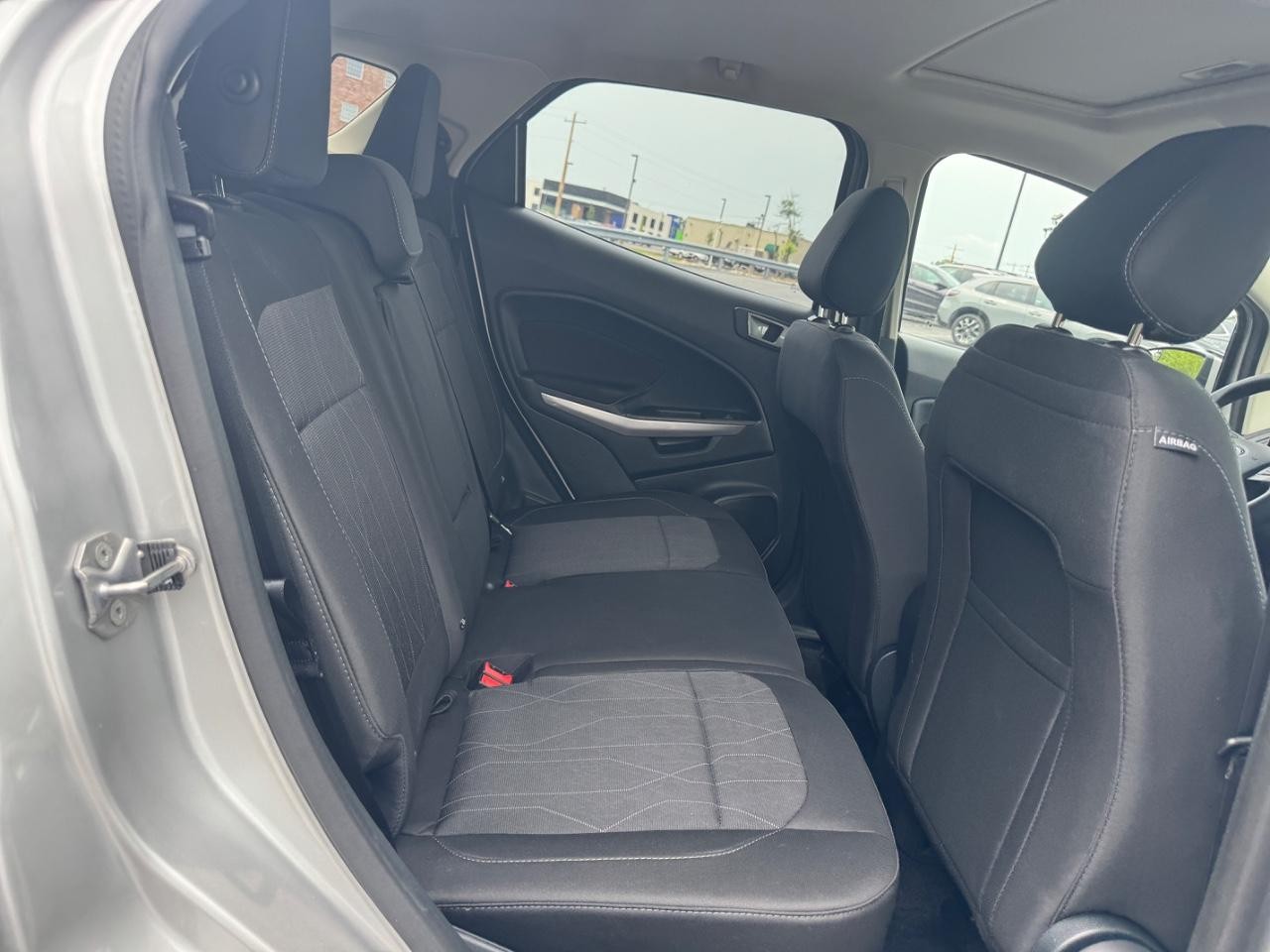 Ford EcoSport Vehicle Full-screen Gallery Image 10