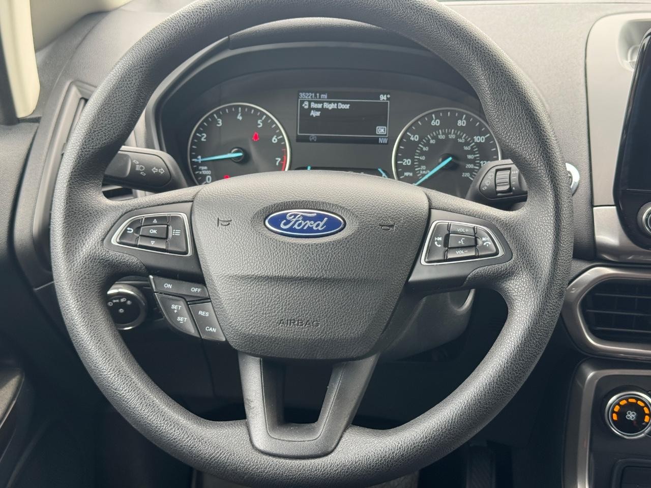 Ford EcoSport Vehicle Full-screen Gallery Image 12