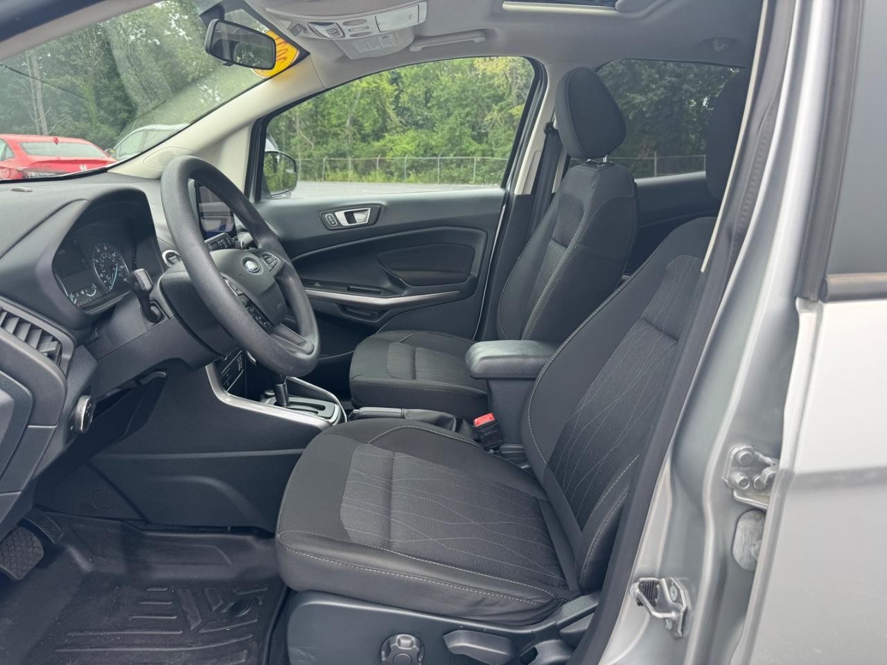 Ford EcoSport Vehicle Full-screen Gallery Image 17