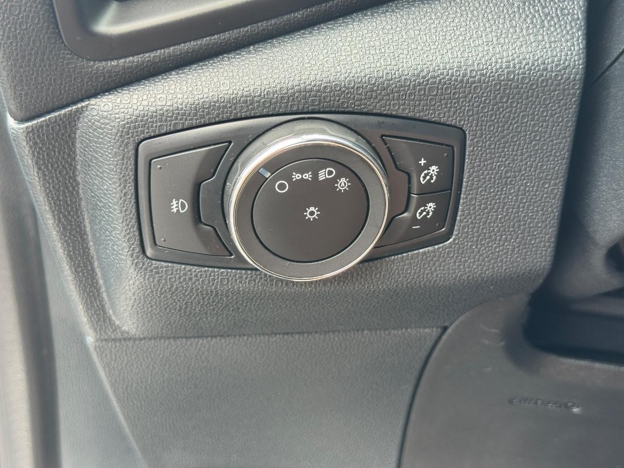 Ford EcoSport Vehicle Full-screen Gallery Image 22