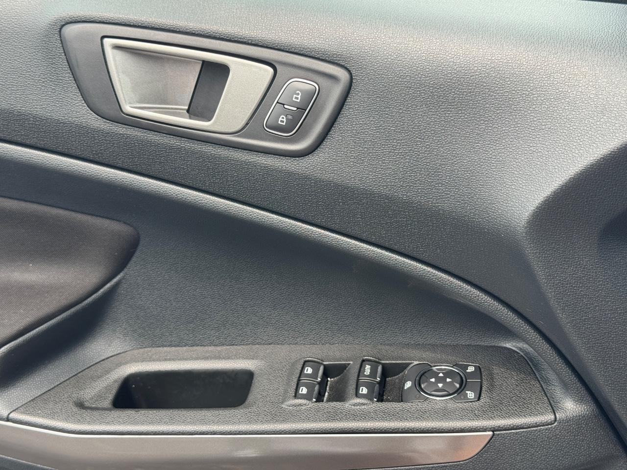 Ford EcoSport Vehicle Full-screen Gallery Image 24