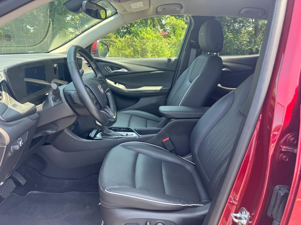 Buick Encore GX Vehicle Full-screen Gallery Image 18