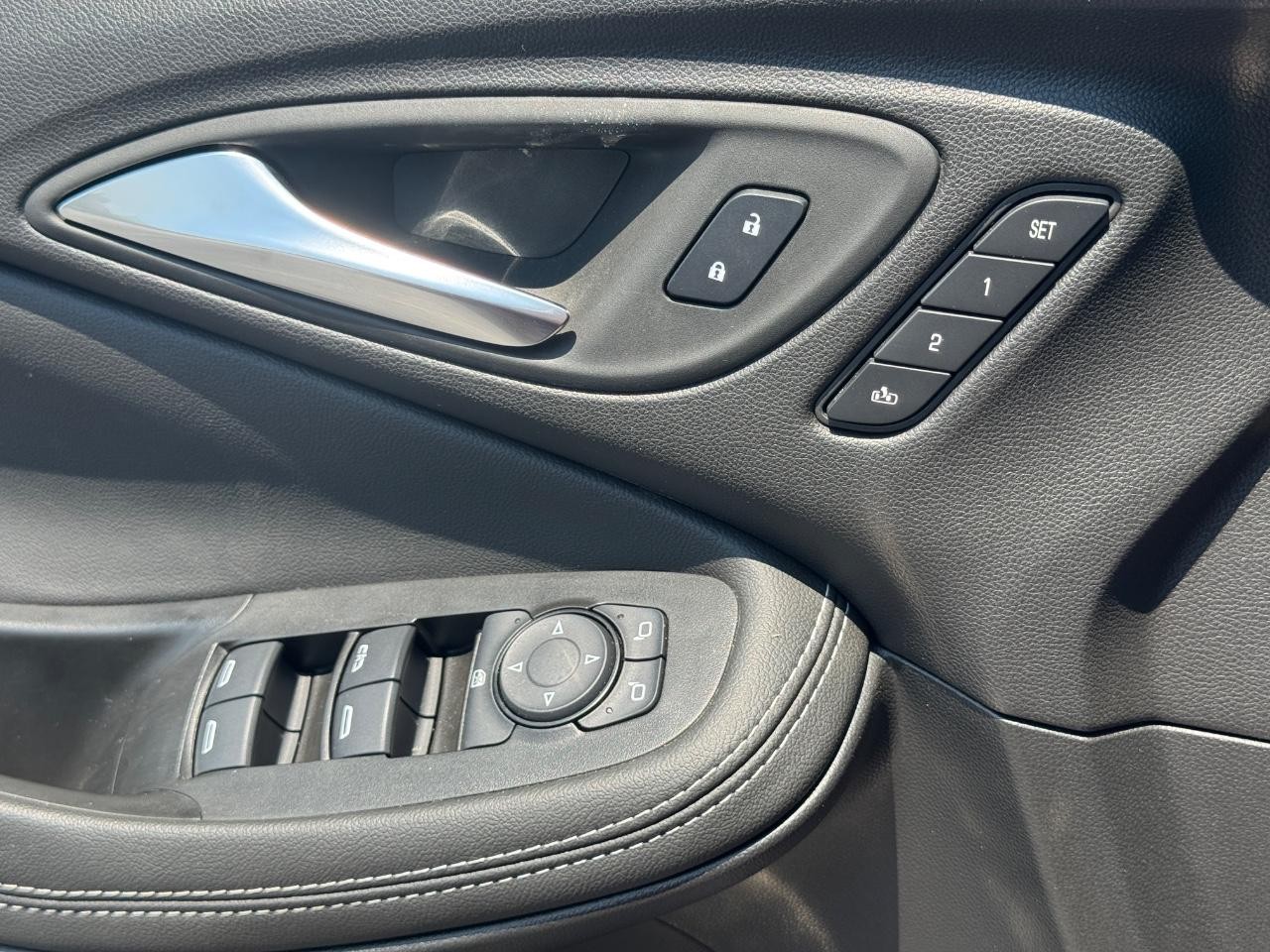 Buick Encore GX Vehicle Full-screen Gallery Image 24