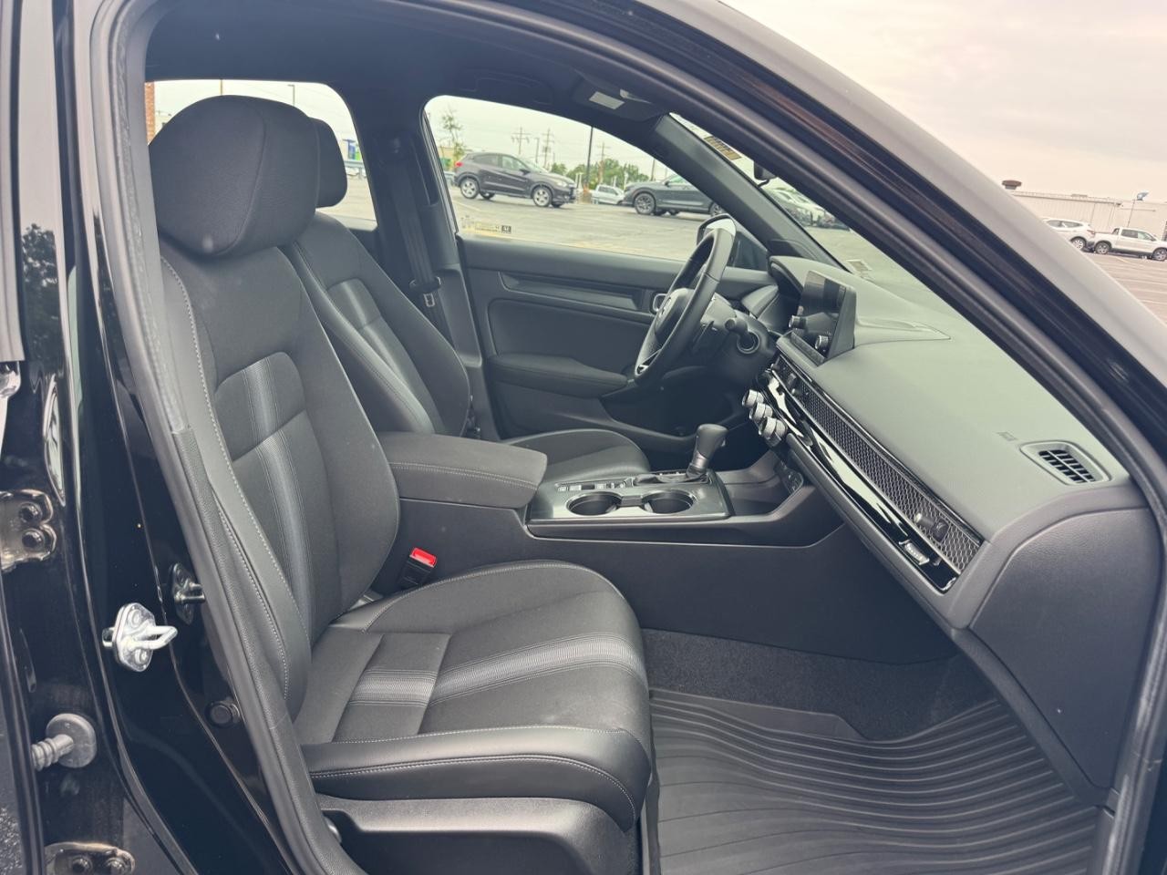 Honda Civic Sedan Vehicle Full-screen Gallery Image 16
